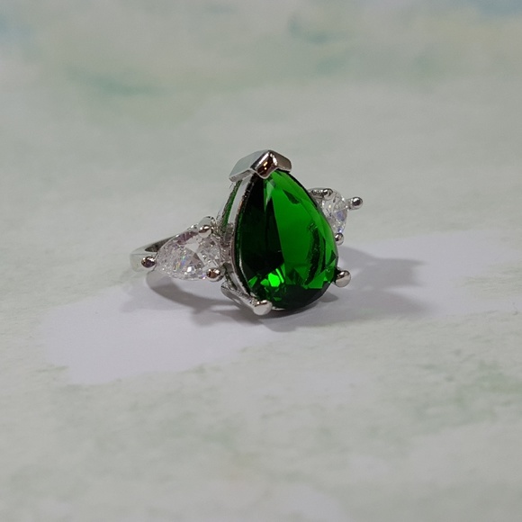 Simulated Emerald and White Cubic Zirconia - Picture 2 of 8